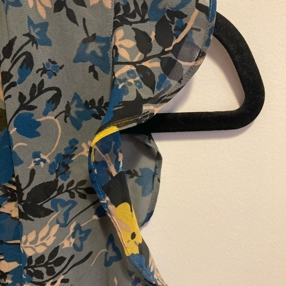ANN Taylor Loft petites grey/blue flower patterned blouse. - Picture 8 of 9